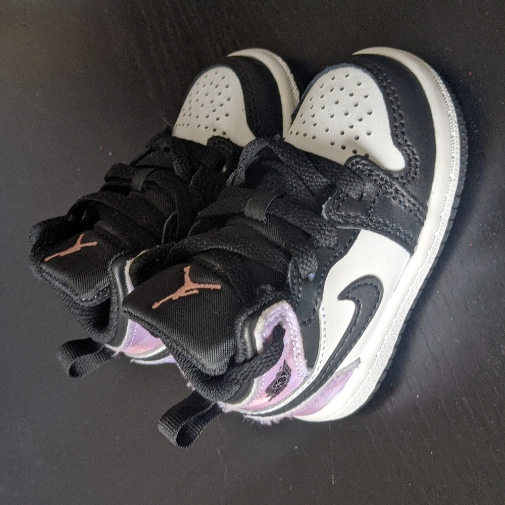 Jordan 1 MID SE (TD) Black/Bleached Coral-White Size 4c